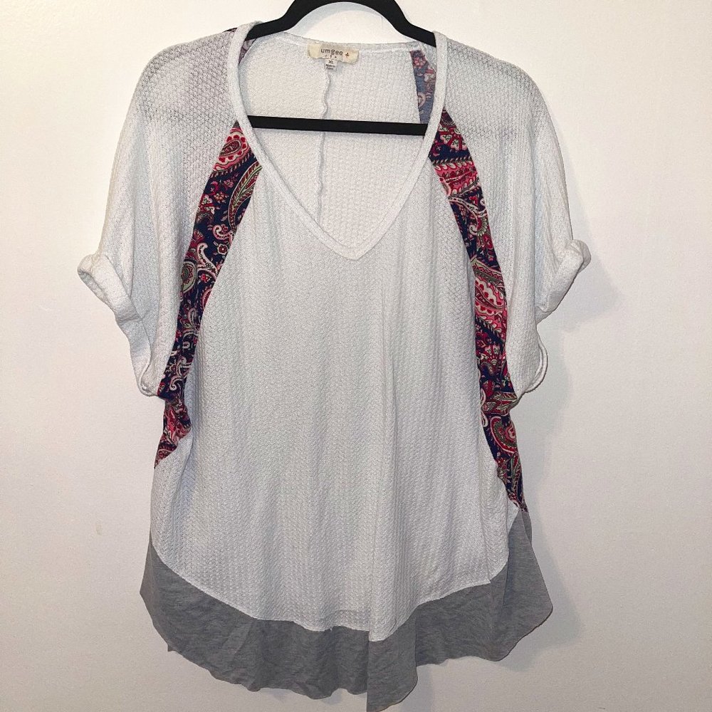 UMGEE White & Gray w/ Paisley V-neck Top, XL
